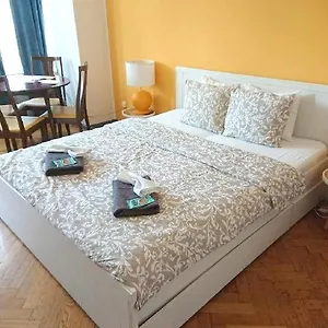 https://cozy-studio-in-the-heart-of-old-prague-on-the-vltava-embankment.praguehotelsweb.com