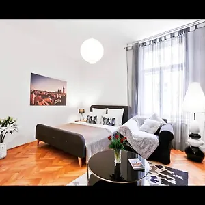 https://old-town-square-apartment-jakubsk.praguehotelsweb.com