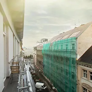 https://luxury-central-150m2-apartment-on-wencelas-square-with.praguehotelsweb.com